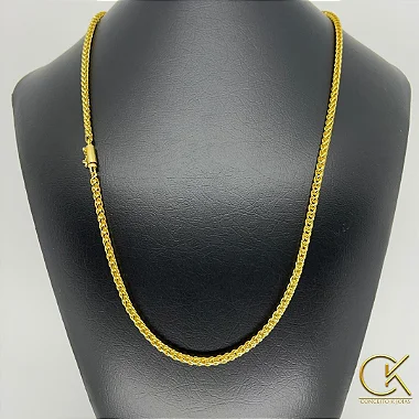 Corrente Peruana - Banhada a Ouro 18k - 4mm - 60 ou 70cm - Fecho Canhão  Corrente Peruana Ouro 18k 4mm A corrente peruana é uma joia elegante e sofisticada da Conceito K Joias. Com um design único e marcante, esta corrente é confeccionada em metal de alta qualidade com 10 banhos de ouro 18k, proporcionando um brilho duradouro e luxuoso.  A corrente apresenta uma malha do tipo peruana, que é composta por elos redondos interligados em uma configuração entrelaçada. Essa malha confere um visual distintivo e texturizado à corrente, tornando-a uma escolha perfeita para quem busca uma joia diferenciada e estilosa.  A corrente é disponibilizada em diferentes comprimentos (60cm ou 70cm) e 4mm de largura, permitindo que seja usada em diferentes estilos e ocasiões. Ela é finalizada com um fecho seguro e fácil de usar, proporcionando uma colocação e remoção práticas.  Todas as nossas peças contém aplicação de Verniz Italiano antialérgico. Não muda o tom final da cor dos banhos. Não causa alergias e protege a sua Joia.  Este cordão peruano banhado a Ouro 18k é uma peça versátil, que pode ser usada por homens e mulheres, e é perfeita para várias ocasiões, desde o uso casual no dia a dia até eventos mais formais. É uma escolha ideal para quem busca uma joia única, elegante e com estilo próprio, que pode ser usada como uma peça de destaque em qualquer look.  Compre agora mesmo a corrente peruana banhada a ouro Dezoitok da Conceito K Joias é uma joia sofisticada, com design distintivo, alta qualidade e versatilidade de uso, perfeita para adicionar estilo e elegância a qualquer visual.    Confira aqui todas as Correntes Peruana disponíveis em nossa loja  Confira aqui todas as Pulseiras Peruana disponíveis em nossa loja  Confira aqui todos os Pingentes  disponível em nossa loja; vapevaportabacaria.com
